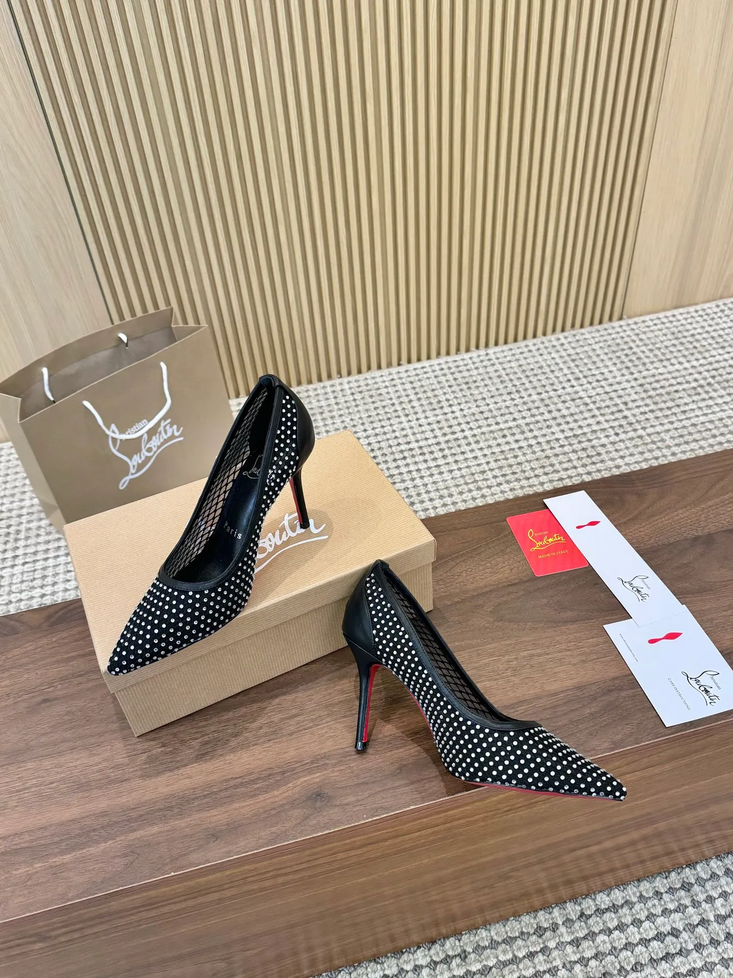👟👟Ex-factory price 440👟👟 Genuine leather sole +40 Year-round shipment💝Christian Louboutin CL👠 Classic "💎Cow Patent Leather💎Series" noble and luxurious, real blingbling✨ Real materials, all customized by the pattern maker, and the materials are made of original customized materials, achieving the taste of the original 6 color options💍 Upper: imported 👉cow patent leather💪 lining: sheepskin foot pad/lining code number: 34-40.41.42 heel height: two options: 10.5cm and 8.5cm